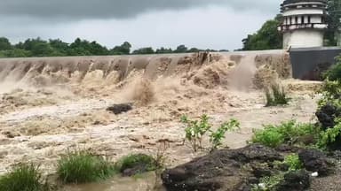 खंडवा नगर: सूक्ता नदी उफान पर, जसवाड़ी डैम से पानी ओवरफ्लो