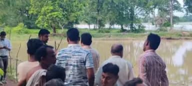 ଝାରସୁଗୁଡା: ମହାନଦୀରେ ବଢୁଛି ଜଳସ୍ତର: ବନ୍ୟା ପ୍ରଭାବିତ ଅଞ୍ଚଳ ପରିଦର୍ଶନ କଲେ ଝାରସୁଗୁଡ଼ା ଜିଲ୍ଲାପାଳ