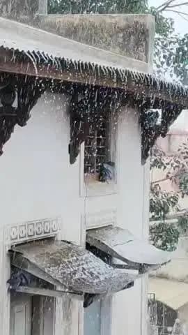 વડાલી: શહેરમાં બપોર બાદ ધોધમાર વરસાદ વરસ્યો: ગરમીથી રાહત, વાતાવરણમાં ઠંડક પ્રસરી; રસ્તાઓ પર પાણી ભરાયા