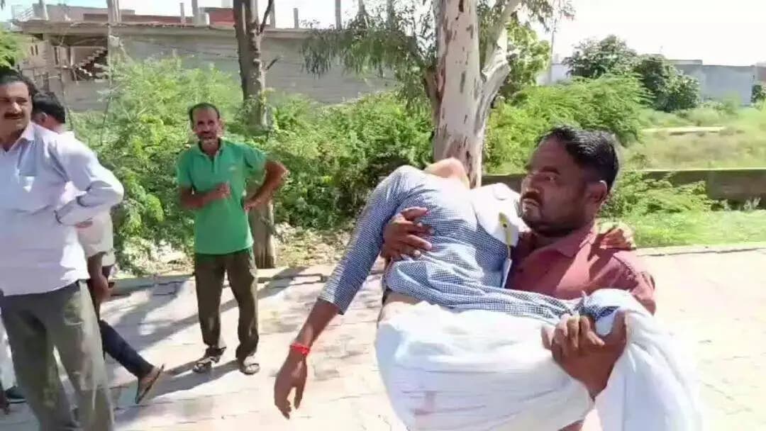 #महोबा :स्कूल से लौट रहे बच्चों के ई-रिक्शा को कार ने मारी टक्कर,आधा दर्जन छात्र-छात्राएं घायल, एक रेफर पनवाड़ी की घटना