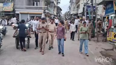 જૂનાગઢ: શહેરમાં જુદા જુદા વિસ્તારમાં પોલીસનું ફૂટ પેટ્રોલિંગ ટ્રાફિક નિયમનનું કરાવ્યું પાલન, એસપી પણ જોડાયા પેટ્રોલિંગમા