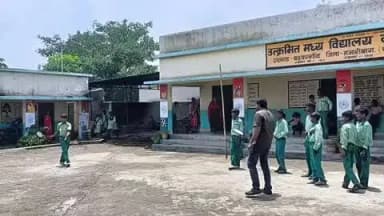बरकागाँव: बड़कागांव बीडीओ जितेंद्र कुमार मंडल बच्चों के बीच पहुंचे, उनके साथ खाई खिचड़ी और खेला बैडमिंटन