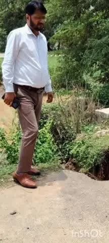 दाउदनगर: करमाही पुल के पास शंकर बिगहा जाने वाली धंसी सड़क का मरम्मत का काम शुरू, वीडियो ने किया निरीक्षण