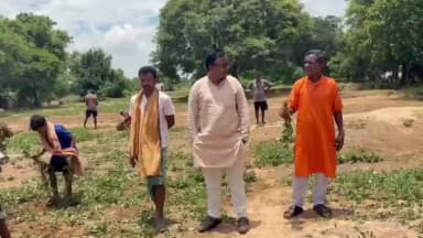 ଟିଟିଲାଗଡ: ମର୍ଲାଡ଼ ପଞ୍ଚାୟତର କ୍ଷତିଗ୍ରସ୍ତ ଚାଷଜମି ପରିଦର୍ଶନ କଲେ କଂଗ୍ରେସ ନେତା ନୂତନ ଆଡ଼ିବନ୍ଧ ନିର୍ମାଣ ଦାବି