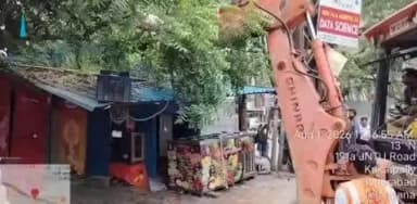మేడ్చల్: కెపిహెచ్బి లో ఫుట్పాత్ ఆక్రమణల తొలగింపు
