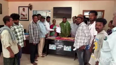 అశ్వారావుపేట: ములకలపల్లి మండలం మూకమామిడి గ్రామపంచాయతీ సమస్యలపై ఎమ్మెల్యేకు వినతిపత్రం అందించిన సర్పంచ్