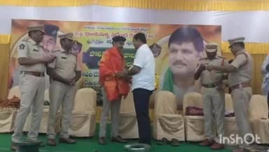 పొన్నూరు: వ్యవసాయ మోటార్ల దొంగతనం కేసులను విజయవంతంగా ఛేదించిన పోలీసు బృందాన్ని ఘనంగా సన్మానించిన ఎమ్మెల్యే ధూళిపాళ్ల నరేంద్ర