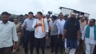 ఖానాపూర్: కడెం ప్రాజెక్టును సందర్శించి అధికారులతో సమీక్ష నిర్వహించిన రాష్ట్ర మంత్రులు ఉత్తమ్ కుమార్ రెడ్డి, శ్రీధర్ బాబు, వివేక్