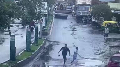 વડોદરા: તાંદલજા ગમખ્વાર અકસ્માતના સીસીટીવી આવ્યા સામે: રોડ રોલરની ટક્કરથી 17 વર્ષીય યુવતીનું કરુણ મોત