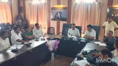 उधवा: उधवा प्रखंड सभागार कक्ष में जाति-आय-निवास प्रमाणपत्रों की पारदर्शिता पर वीएलई के साथ बैठक, दिशा-निर्देश जारी