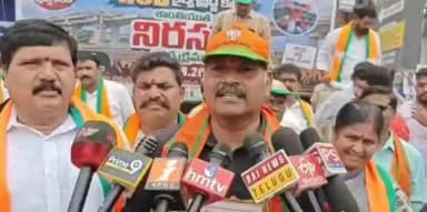 మేడ్చల్: ఘట్కేసర్ రైల్వే వంతెన నిర్మాణం కోసం బిజెపి ధర్నా