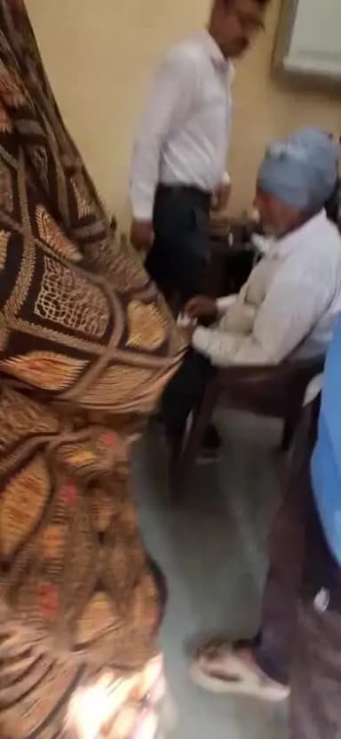 bijli bibhag me khule aam riswat magte hue adhikari jei dinesh mishra shejalpur shikohabad jila firozabad