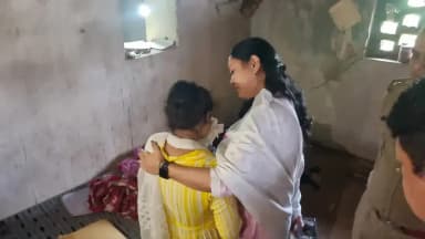कलेक्टर पद्मिनी भोई साहू एवं पुलिस अधीक्षक सुनील शर्मा ने ग्राम छुईहा (धनसीर) पहुंचकर कुलगाम आतंकी हमले में दिवंगत भूपेंद्र कुमार भैना के शोकाकुल परिवार से मुलाकात की। उन्होंने परिजनों को ढांढस बंधाते हुए जिला प्रशासन की ओर से हरसंभव सहायता एवं सहयोग का भरोसा दिलाया।
इस दौरान एसडीएम, तहसीलदार, एसडीओपी सहित प्रशासन एवं पुलिस विभाग के अधिकारी उपस्थित रहे। जिला प्रशासन ने आश्वस्त किया कि शासन एवं संबंधित एजेंसियों के साथ समन्वय कर परिवार को आवश्यक सहयोग उपलब्ध कराया जाएगा।
#atankihamlakasmir
#chhattisgarh
#sarangarhdistrict
@chhattisgarhcmo
@dpr.chhattisgarh
@padminibhoisahu