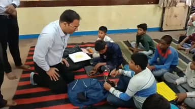 घुटने के बल बैठे कलेक्टर, बच्चों से मिलाई नजरें तो खिल उठे मासूम।
#JansamparkMP
#CMMadhyaPradesh
@DrMohanYadav51
Uday Pratap Singh
schooledump
Social Justice & Disabled Welfare Department, MP
@jbpcommissioner
#katni #कटनी