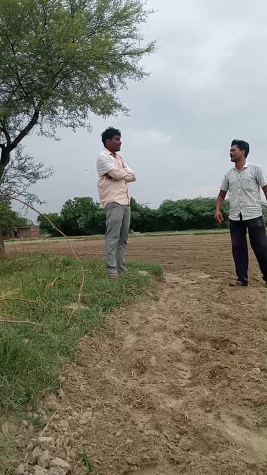 यह मामला ओसर जिला कन्नौज का है देखो कैसे दमकी दे रहा है लेखपाल को फसा दिया मेरी डीम साब से निवेदन है कि जांच की जाए