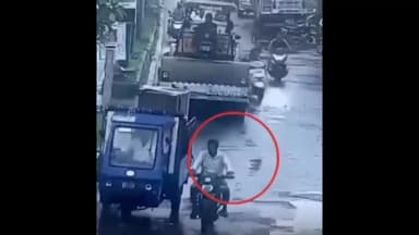 વડોદરા: ભીના રસ્તાના કારણે સર્જાયો કંપારી છોડાવતો અકસ્માત,ઘટના સીસીટીવીમાં કેદ