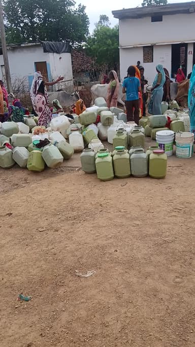 Pani ki samsya ke liye raste ko jam kiya
