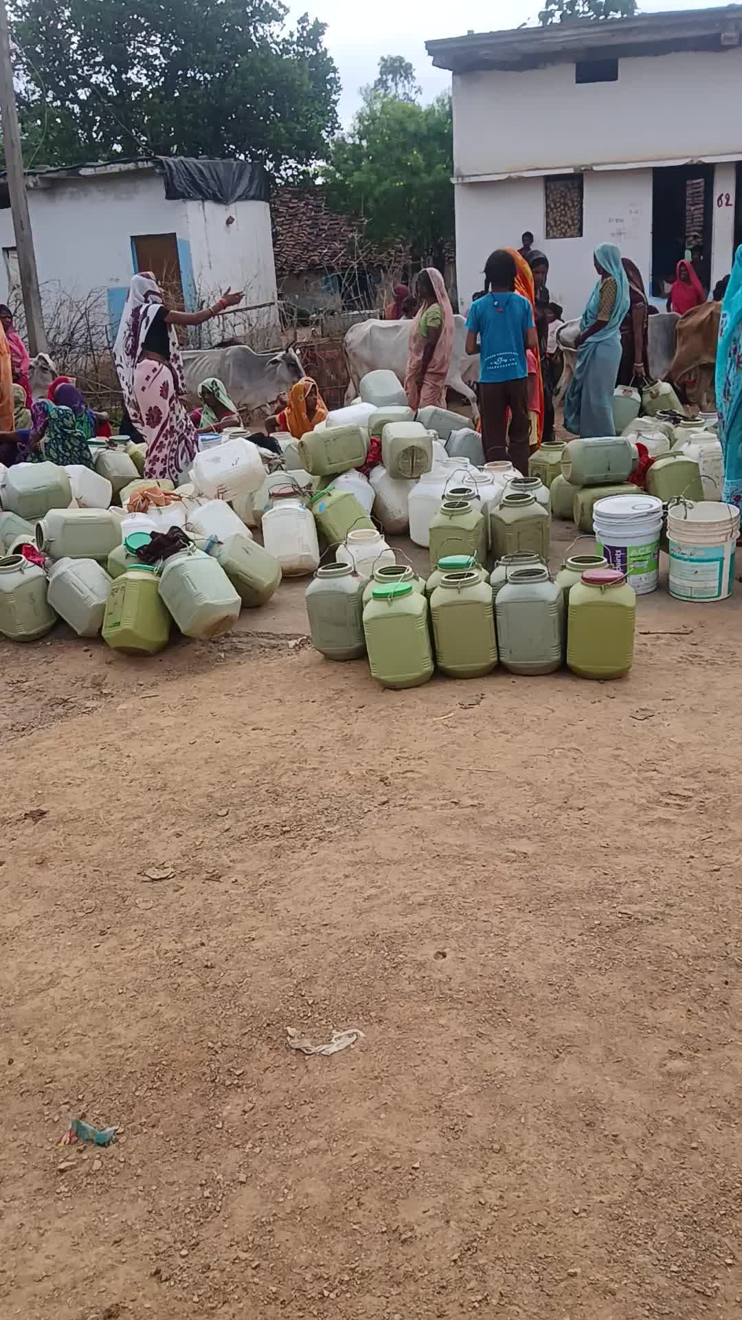 Pani ki samsya ke liye raste ko jam kiya