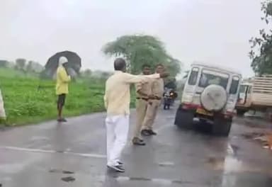 સાગબારા: સાંસદ મનસુખભાઈ વસાવા સાગબારા ખેડૂતોના જમીન મુદ્દે જઈ રહેલા ત્યારેપોલીસ,વનકર્મીઓએ રસ્તા પર બસો મુકી રસ્તો બંધ કરતા ગુસ્સે