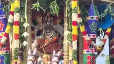 கடலூர்: கடலூர் துறைமுகம் ஐந்து கிணற்று மாரியம்மன் கோவிலில் திருத்தேர் வீதி உலா