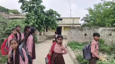 हमीरपुर: पचखुरा खुर्द में भवन के अभाव में सिर पर कफन बांधकर जर्जर पंचायत भवन में पढ़ने को मजबूर नौनिहाल