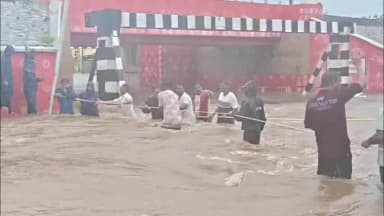 ધ્રાંગધ્રા: ધ્રાંગધ્રામાં ડીસીડબલ્યુ કંપનીની દીવાલ તૂટતા પૂર જેવી સ્થિતિ: યુવાનોએ દોરડાની મદદથી પાલિકા અને કંપનીના કર્મચારીઓનો બચાવ