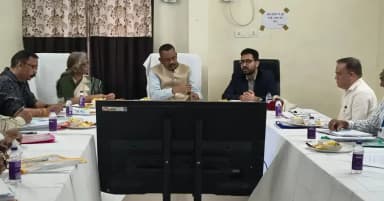 महासमुंद मेडिकल कॉलेज में स्वास्थ्य सुविधाओं के विस्तार को मिलेगी नई गति
शासकीय चिकित्सा महाविद्यालय एवं संबद्ध चिकित्सालय, महासमुंद की स्वशासी समिति (गवर्निंग बॉडी) की बैठक में स्वास्थ्य सेवाओं को और बेहतर बनाने के लिए कई महत्वपूर्ण निर्णयों पर चर्चा की गई।
वर्ष 2026-27 के बजट का अनुमोदन, नए पीजी (स्नातकोत्तर) पाठ्यक्रमों की तैयारी, आधुनिक चिकित्सा उपकरणों की खरीदी, ओपीडी में कियोस्क सुविधा, सीसीटीवी, मॉड्यूलर किचन, छात्रावास मरम्मत एवं आधारभूत सुविधाओं का विस्तार, मॉडल ब्लड सेंटर और विशेषज्ञ चिकित्सकों की व्यवस्था
#MedicalCollege #MedicalEducation #GoodGoverance #chhattisgarh #mahasamund
