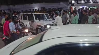 गोरखपुर: गोरखपुर में मेडिकल रोड पर बीती रात बवाल, मामूली टक्कर के बाद थार और बोलेरो में तोड़फोड़, चार पुलिस हिरासत में
