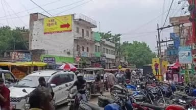 महुआ: महुआ बाजार में रविवार को भीषण सड़क जाम से लोगों को हुई परेशानी