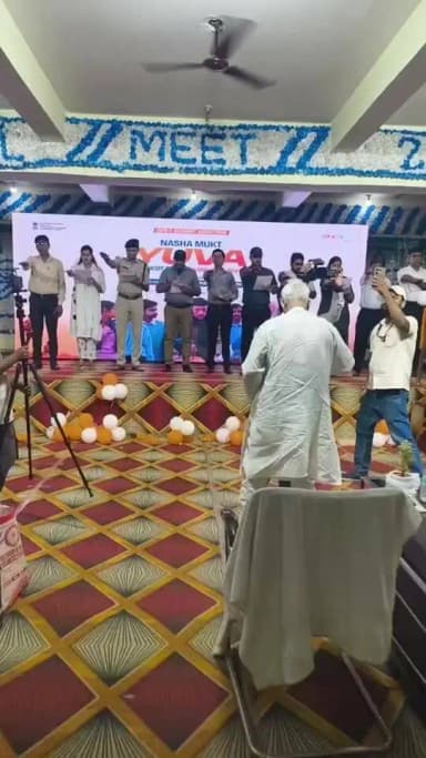 शीतयोग कॉलेज परिसर, औरंगाबाद में आयोजित "नशा मुक्त युवा – विकसित भारत संकल्प अभियान" के अंतर्गत अपर समाहर्ता श्री अनुग्रह नारायण सिंह द्वारा उपस्थित छात्र-छात्राओं, युवाओं, पदाधिकारियों एवं सभी प्रतिभागियों को नशामुक्ति की शपथ दिलाई गई।
इस अवसर पर सभी ने संकल्प लिया कि वे स्वयं नशे से दूर रहेंगे, दूसरों को भी नशा छोड़ने के लिए प्रेरित करेंगे तथा एक स्वस्थ, जागरूक और विकसित भारत के निर्माण में सक्रिय योगदान देंगे।
💪 संकल्प हमारा— 🚫 नशे से इंकार, उज्ज्वल भविष्य स्वीकार।
🇮🇳 नशामुक्त युवा, विकसित भारत का मजबूत आधार।
🤝 जनभागीदारी से बनेगा नशामुक्त समाज।
🎥 जुड़िए हमारे साथ इस लाइव प्रसारण में।
📍 स्थान: शीतयोग कॉलेज परिसर, औरंगाबाद
#NashaMuktYuva #ViksitBharat #DrugFreeIndia #MyBharat #Aurangabad #Live #YouthPower #नशामुक्तभारत #विकसितभारत #जनभागीदारी