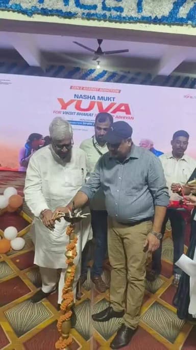 🔴 LIVE | औरंगाबाद से सीधा प्रसारण
🇮🇳 "नशा मुक्त युवा – विकसित भारत संकल्प अभियान" के शुभारंभ अवसर पर शीतयोग कॉलेज परिसर, औरंगाबाद से आयोजित कार्यक्रम में आपका हार्दिक स्वागत है।
अपर समाहर्ता श्री अनुग्रह नारायण सिंह की अध्यक्षता में आयोजित इस कार्यक्रम में छात्र-छात्राएँ, युवा एवं विभिन्न विभागों के पदाधिकारी नशामुक्त भारत और विकसित भारत के निर्माण का सामूहिक संकल्प ले रहे हैं।
💪 युवा शक्ति का एक ही संदेश—
🚫 नशे से दूरी, भविष्य से दोस्ती।
🇮🇳 नशामुक्त युवा, विकसित भारत की सबसे बड़ी शक्ति।
🎥 जुड़िए हमारे साथ इस लाइव प्रसारण में और बनिए जनआंदोलन का हिस्सा।
📍 स्थान: शीतयोग कॉलेज परिसर, औरंगाबाद
#NashaMuktYuva #ViksitBharat #DrugFreeIndia #MyBharat #Aurangabad #Live #YouthPower #नशामुक्तभारत #विकसितभारत #जनभागीदारी
Information & Public Relations Department, Government of Bihar CMO Bihar Excise Taxation And Narcotics Control Department Khyber Pakhtunkhwa