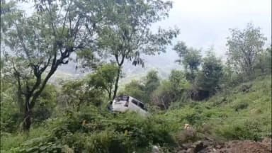 बिलासपुर सदर: श्री नैना देवी में श्रद्धालुओं की गाड़ी अनियंत्रित होकर सड़क से नीचे गिरी, बड़ा हादसा टला