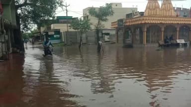 પેટલાદ: વટાવ ગામે ધોધમાર વરસાદમાં પાણી ભરાયા,ઇન્દિરા કોલોનીમાં મકાનમાં પાણી ભરાયા
