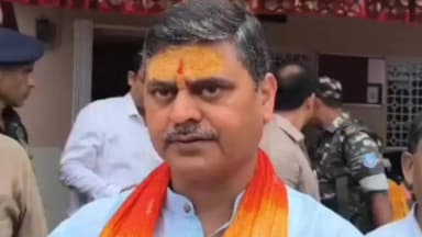 खूंटी: झारखंड सरकार के मुख्य सचिव अविनाश कुमार ने बाबा आम्रेश्वर धाम में की पूजा अर्चना