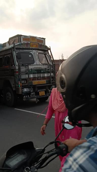 ये वीडियो मोतिहारी के (बंजारिया थाना) क्षेत्र के अंतर्गत सिंघिया सागर NH-28 की है।जो 29/07/26 के करीब 2 बजे एक बस ने बाइ