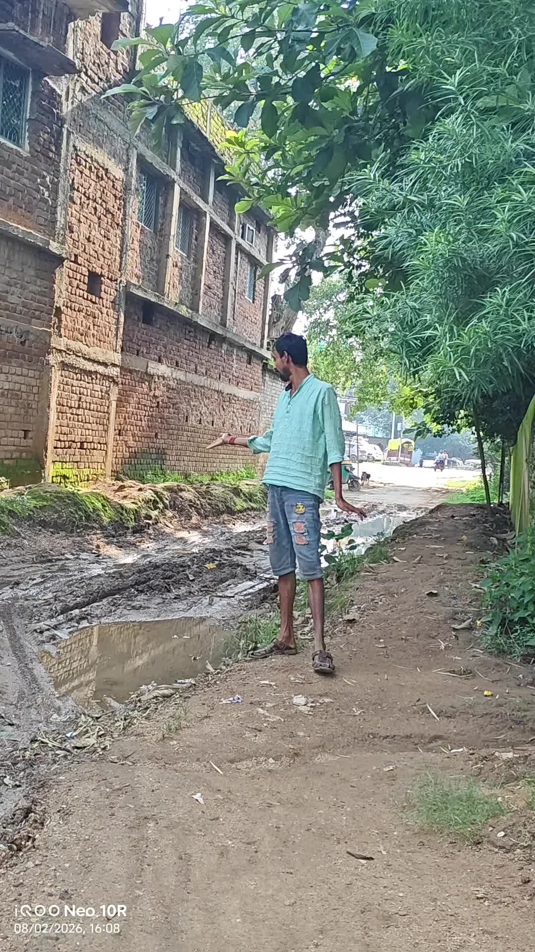 कृपया इस मुद्दे पर ध्यान दें, यहां पर आने जाने वाले लोगों को बहुत दिक्कत का सामना करना पड़ रहा है। कृपया इसका सभी की ओर