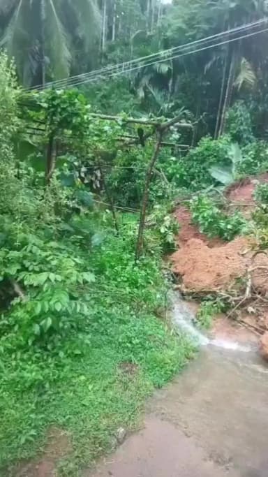 ಕುರುಗೊಡು: ಕರಿಕೆ ವ್ಯಾಪ್ತಿಯಲ್ಲಿ ವಿವಿದೆಡೆ ಗುಡ್ಡ ಕುಸಿತ