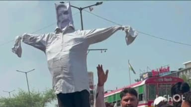 गाज़ियाबाद: लोनी इलाके के बस स्टैंड पर भाजपा कार्यकर्ताओं ने सांसद पप्पू यादव का पुतला फूंका, लगाए आरोप