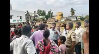 திருவள்ளூர்: திருத்தணி மழைநீர் வடிகால்வாலை தனிநபர் ஒருவர் ஆக்கிரமித்து வீடு கட்டி வருவதால், அப்பகுதி மக்கள் அரசு பேருந்தை சிறைபிடித்து போராட்டத்தில் ஈடுபட்டனர்.
