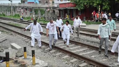 बक्सर: बक्सर सांसद ने रेलवे गुमटी खोलने की मांग की, बोले- सरकार चीन-पाकिस्तान के नागरिकों जैसा व्यवहार कर रही
