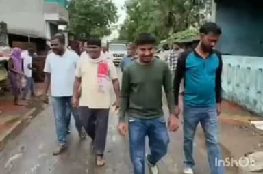માંગરોળ: કોસાડી ગામે વરસાદી પૂર અસરગ્રસ્ત પરિવારોની મદદ એ કોંગ્રેસના આગેવાનો પહોંચ્યા
