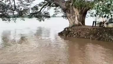 ఆచంట: వరద నీటితో చుట్టుముట్టిన లంక గ్రామాలు, అప్రమత్తంగా ఉండాలని అధికారుల హెచ్చరిక