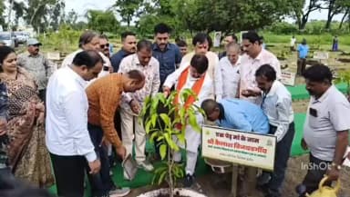 बिचौली हप्सी: इंदौर कृषि कॉलेज में मंत्री कैलाश विजयवर्गी ने 'एक पेड़ मां के नाम' पौधारोपण किया