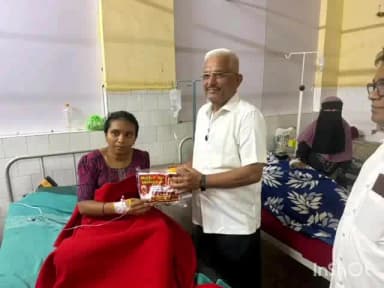 ಶಿಗ್ಗಾಂವ: ಪಟ್ಟಣದಲ್ಲಿ ಆಸ್ಪತ್ರೆಗೆ ಬ್ರೆಡ್ ಮತ್ತು ಹಣ್ಣುಗಳನ್ನ ವಿತರಣೆ ಮಾಡುವ ಮೂಲಕ ಜಮೀರ್ ಅಹ್ಮದ್ ಜನ್ಮದಿನ ಆಚರಿಸಿದ ಮಾಜಿ ಶಾಸಕ ಖಾದ್ರಿ