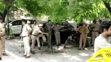 गुरुग्राम: गुरुग्राम में कैबिनेट मंत्री राव नरबीर की कोठी के बाहर वन विभाग के कर्मचारियों ने किया प्रदर्शन