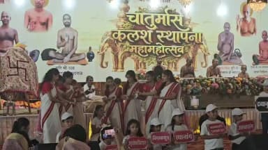 चातुर्मास कलश स्थापना कार्यक्रम में मंगलाचरण महिलाओं ने, स्वागत गीत आचार्य विद्यासागर पाठशाला की छोटी- छोटी बालिकाओं द्