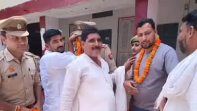 बुढ़ाना: पुलिस के गले में माला पहनाकर किया गया सम्मान, ग्रामीणों ने जोरदार स्वागत कर पुलिस की सराहना की