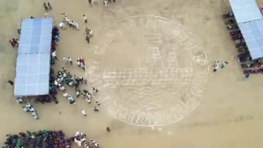 வேலூர்: வேலூர் நேதாஜி விளையாட்டு அரங்கில் மாநகராட்சி லோகோ வடிவில் நின்று உலக சாதனை புரிந்த 1558 தூய்மை பணியாளர்கள்