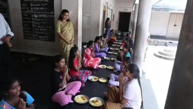 ఆచంట: పెనుగొండలోని ప్రభుత్వ బీసీ బాలికల వసతి గృహాన్ని ఆకస్మికంగా తనిఖీ చేసిన కలెక్టర్ నాగరాణి