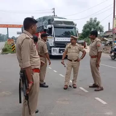 ओयल कावड़ यात्रा के दौरान हाइवे पर मुस्तैद दिखे थाना इंचार्ज अवनीश सिंह व ओयल चौकी इंचार्ज डिंपल सिंह